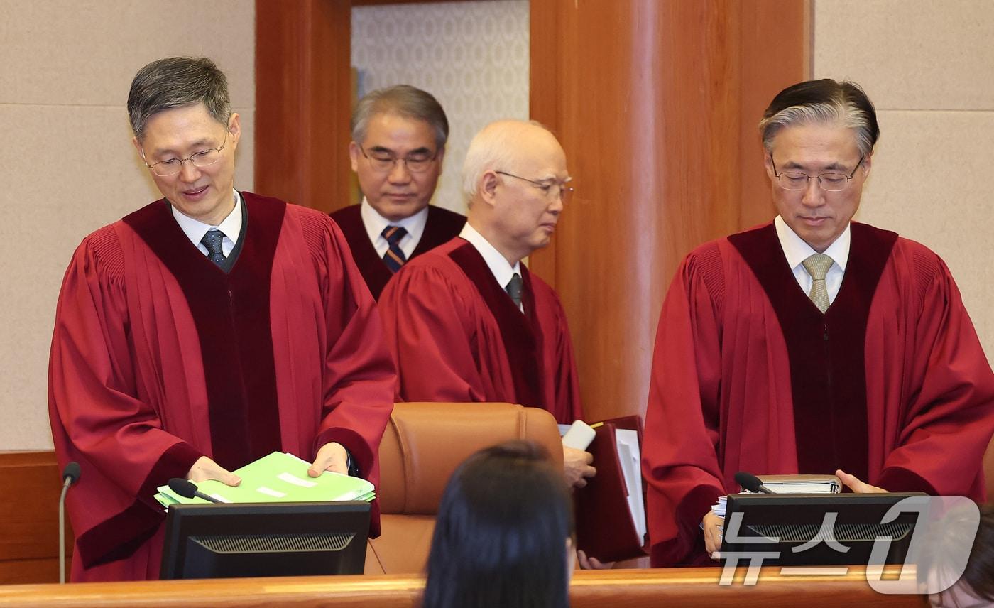 문형배 헌법재판소 소장 권한대행을 비롯한 헌법재판관들이 17일 오후 서울 종로구 헌법재판소 대심판정에서 열린 이창수 서울중앙지검장, 조상원 중앙지검 4차장, 최재훈 중앙지검 반부패수사2부장 탄핵 심판 첫 정식 변론에 참석하고 있다. 2025.2.17/뉴스1 ⓒ News1 김성진 기자