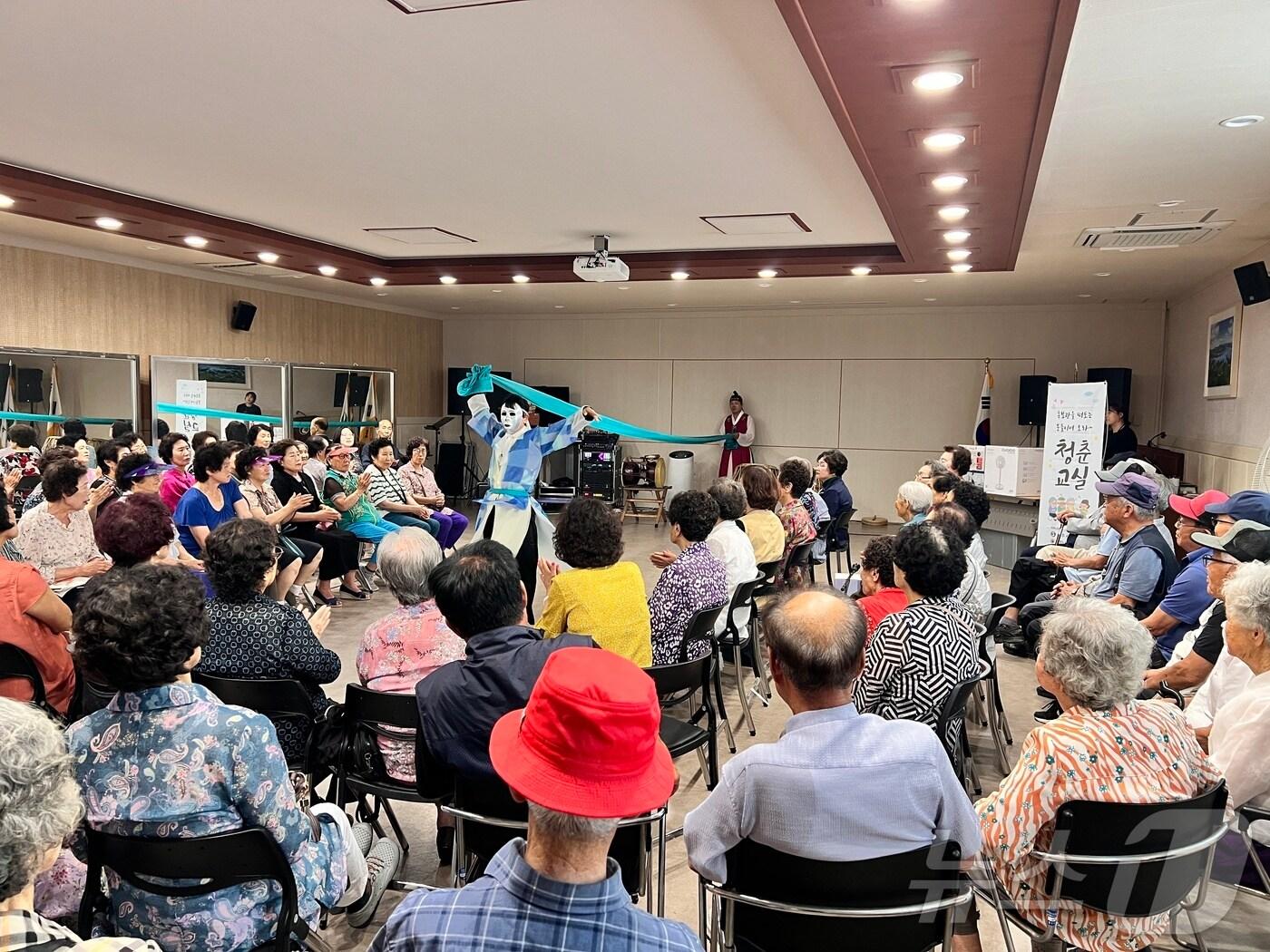 본문 이미지 -  17일 충북 충주시노인복지관은 청춘교실을 주 1회에서 2회로 확대 운영한다고 밝혔다.(충주시 제공. 재판매 및 DB금지)/뉴스1