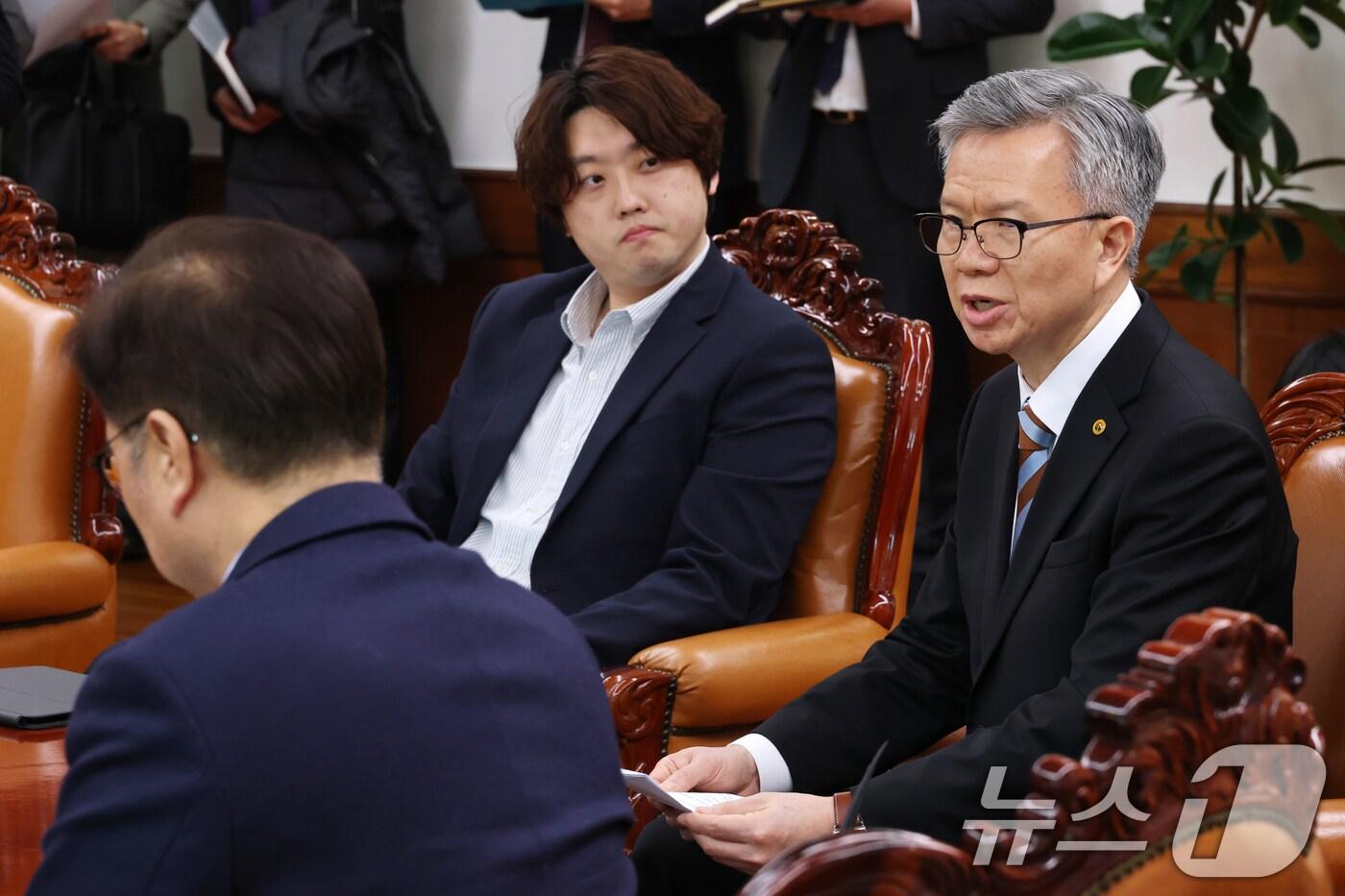 본문 이미지 - 김택우 대한의사협회장(오른쪽)이 17일 오후 서울 여의도 국회에서 가진 의정갈등 관련 우원식 국회의장과의 면담에서 발언하고 있다. 2025.2.17/뉴스1 ⓒ News1 이광호 기자