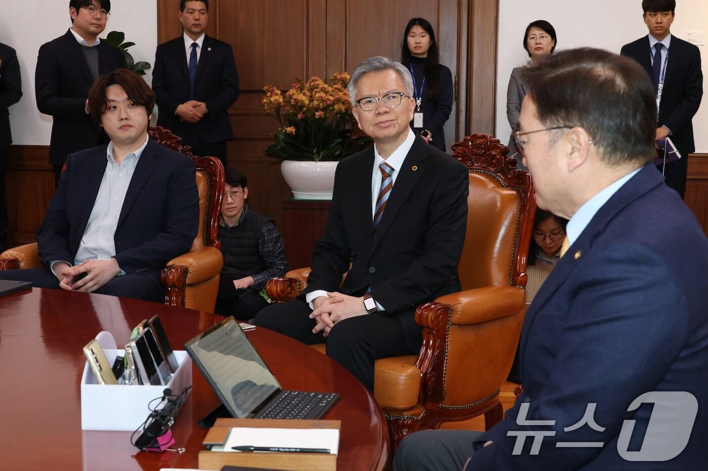 김택우 대한의사협회장(가운데)과 박단 대한전공의협의회 비상대책위원장이 17일 오후 서울 여의도 국회에서 가진 의정갈등 관련 우원식 국회의장과의 면담에서 우 의장의 발언을 듣고 있다. 2025.2.17/뉴스1 ⓒ News1 이광호 기자
