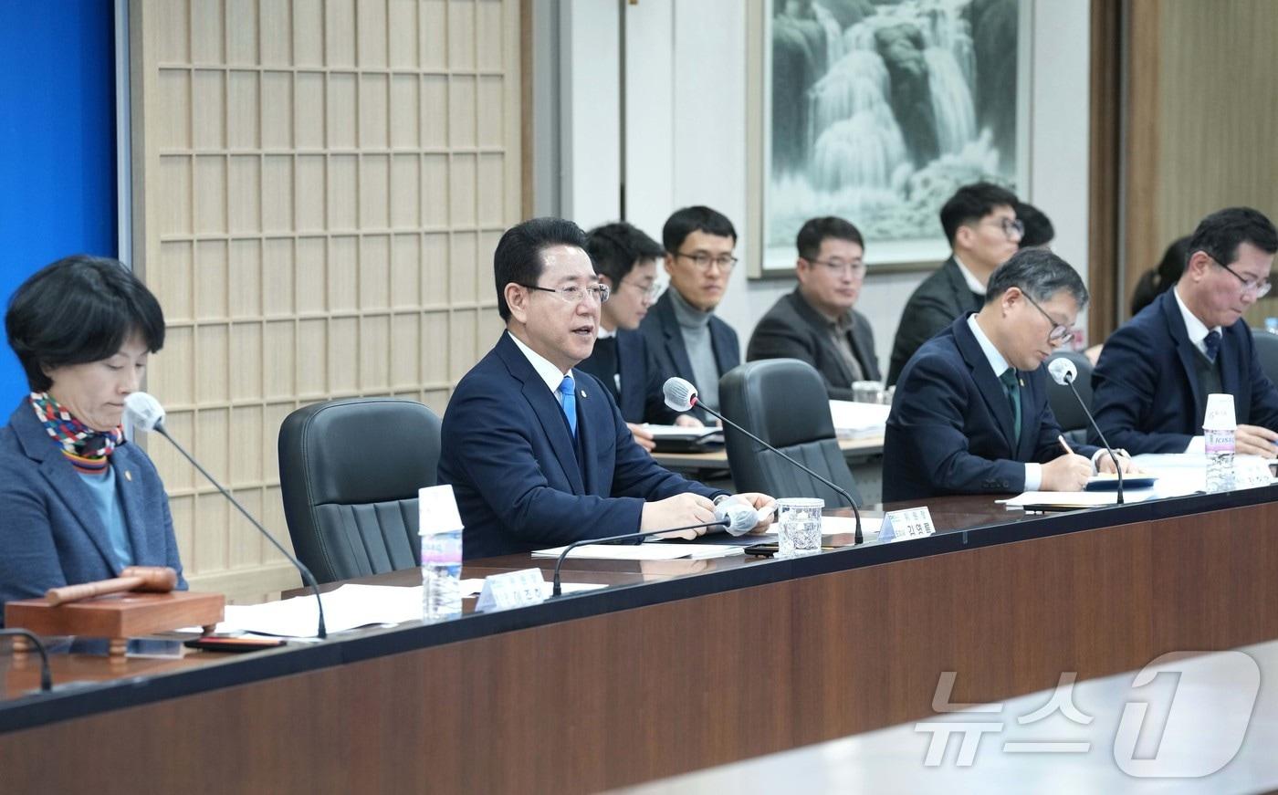 본문 이미지 - 김영록 전라남도지사가 17일 도청 서재필실에서 열린 ‘2025년 제1회 전남 RISE위원회’를 주재하고 있다.(전남도 제공. 재판매 및 DB금지) 2025.2.17/뉴스1