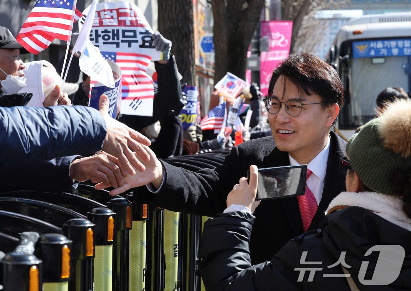 윤상현 국민의힘 의원이 17일 서울 종로구 헌법재판소 앞에서 윤석열 대통령 탄핵반대 시위를 벌이고 있는 지지자들을 격려하며 악수를 나누고 있다. (공동취재) 2025.2.17/뉴스1 ⓒ News1 김성진 기자