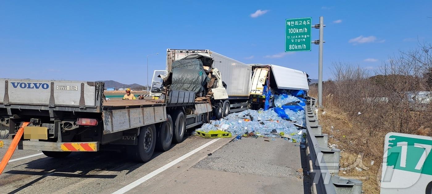 본문 이미지 - 17일 낮 12시 53분께 전북 익산시 왕궁면 호남고속도로 상행선 179㎞ 지점에서 발생한 화물차 3대 추돌 사고(전북자치도소방본부 제공)