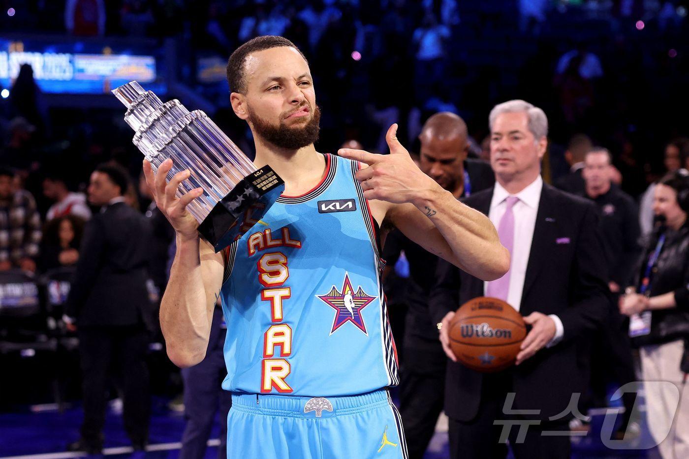 스테픈 커리가 2025 NBA 올스타전에서 최우수선수(MVP)를 수상햇다. ⓒ AFP=뉴스1
