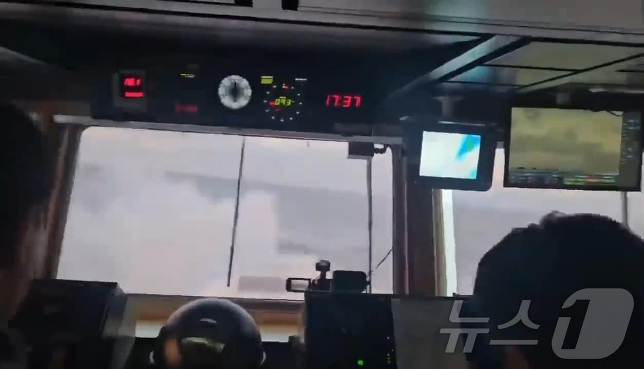 본문 이미지 - 기상 악화 속 업무 수행하는 해경. &#40;목포해경 제공. 재판매 및 DB 금지&#41;/뉴스1