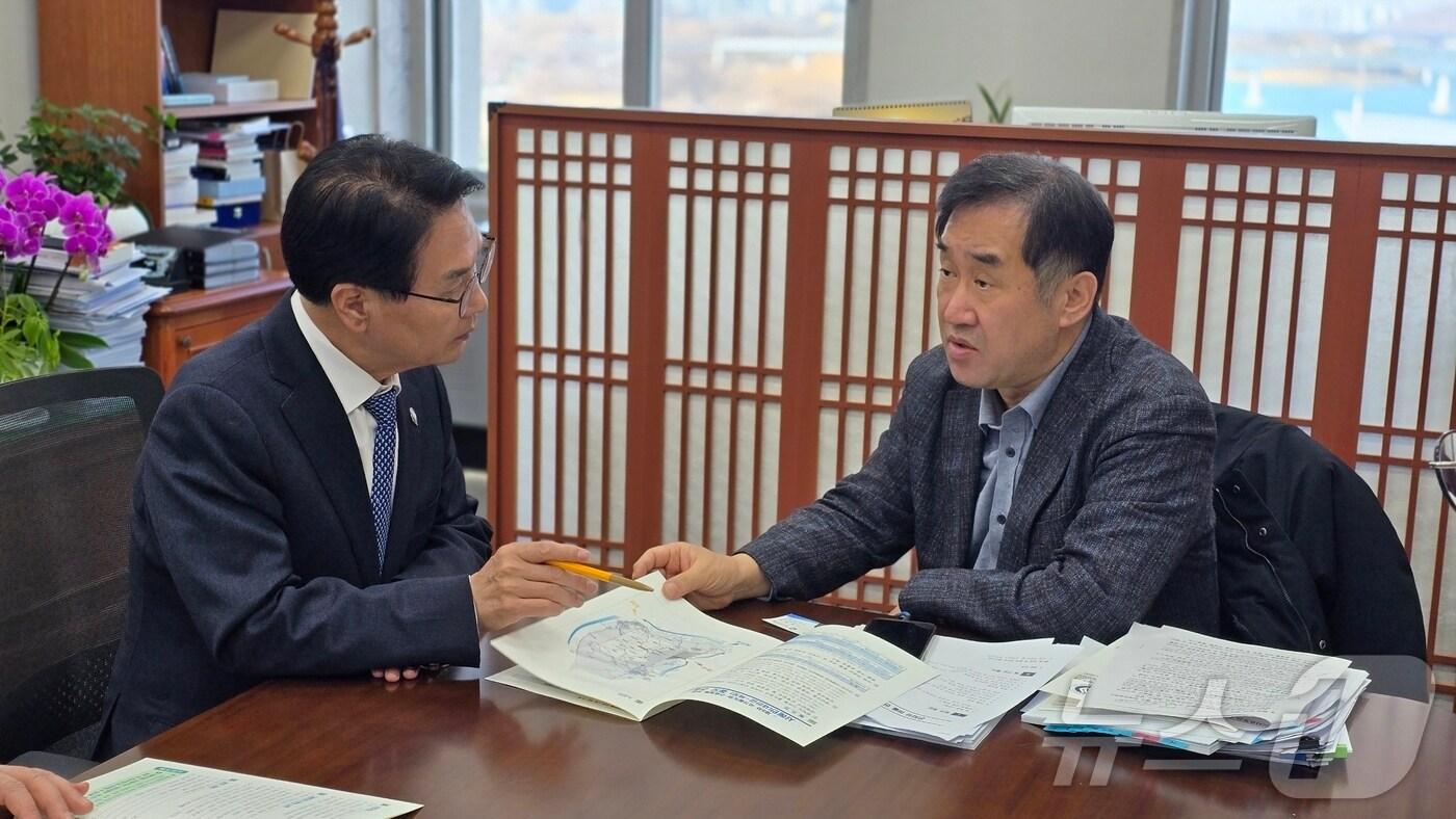 심덕섭 고창군수&#40;왼쪽&#41;가 17일 맹성규 국회 국토교통위원장과 면담을 갖고 서해안철도망의 국가계획반영을 건의하고 있다.2025.2.17&#40;고창군 제공. 재판매 및 DB금지&#41;/뉴스1