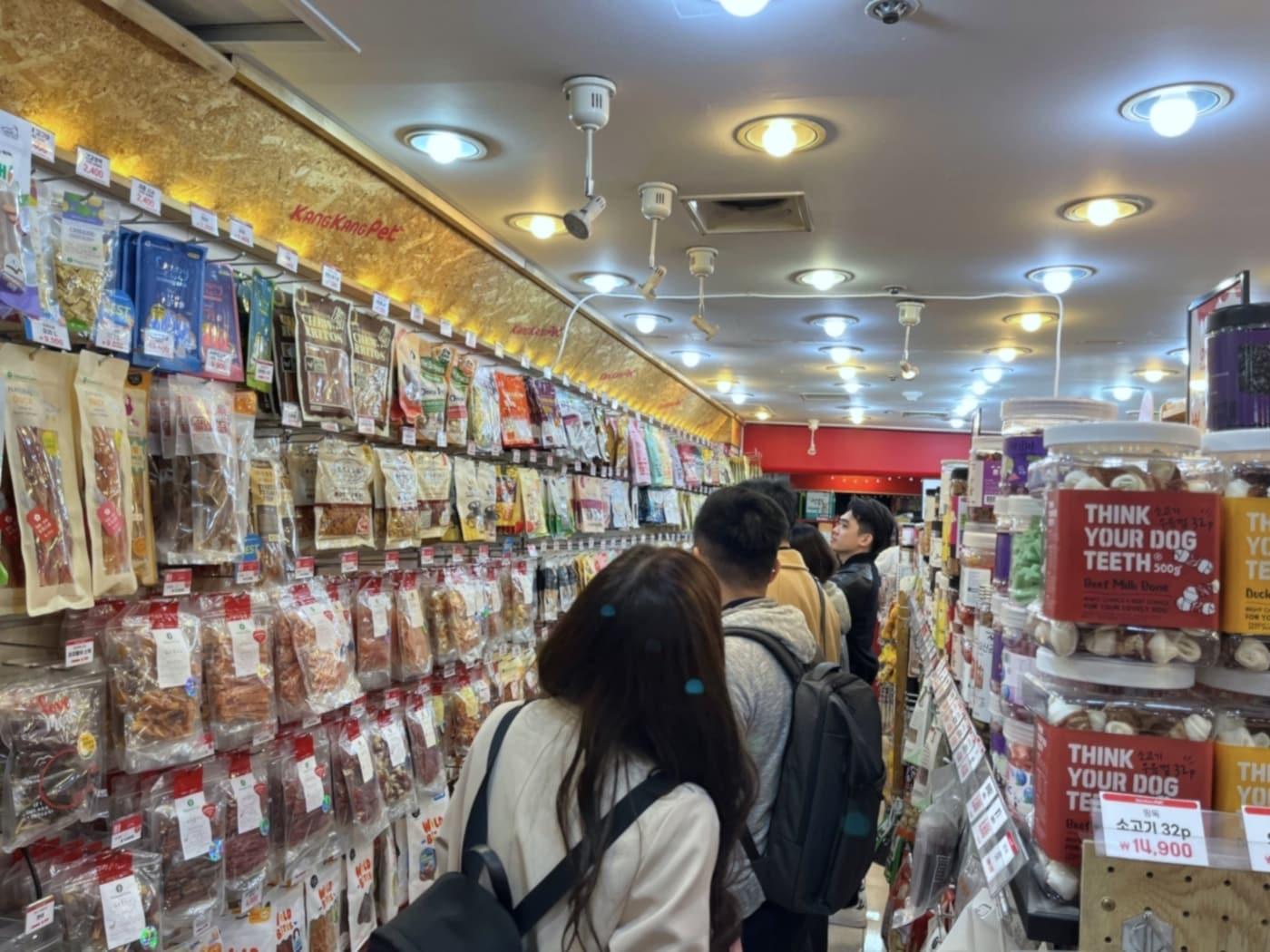 본문 이미지 - 네츄럴코어가 세심한 배려가 필요한 반려동물, 소상공인과의 상생을 위해 개발한 '동행·케어' 제품군이 꾸준한 인기를 얻고 있다. 사진은 소매점에서 네츄럴코어 제품을 찾는 고객들 (네츄럴코어 제공) ⓒ 뉴스1