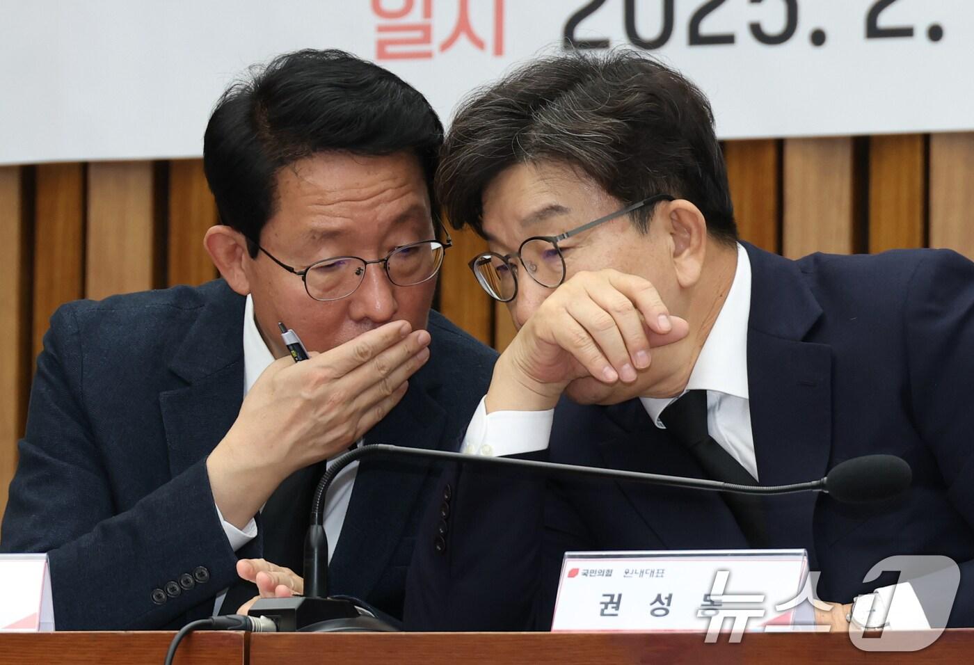 권성동 국민의힘 원내대표와 김상훈 정책위의장이 17일 오후 서울 여의도 국회에서 열린 학교 안전 강화를 위한 당정협의회에서 대화하고 있다. 2025.2.17/뉴스1 ⓒ News1 이광호 기자