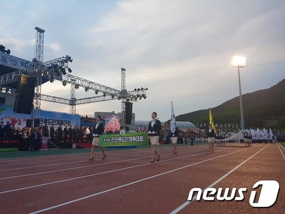 본문 이미지 - 제62회 전북특별자치도민체육대회가 7년만에 고창군에서 개최된다. 사진은 7년 전인 2019년 제56회 전라북도민체육대회 개막식 모습.(자료사진).20190510/뉴스1 ⓒ News1 박제철 기자