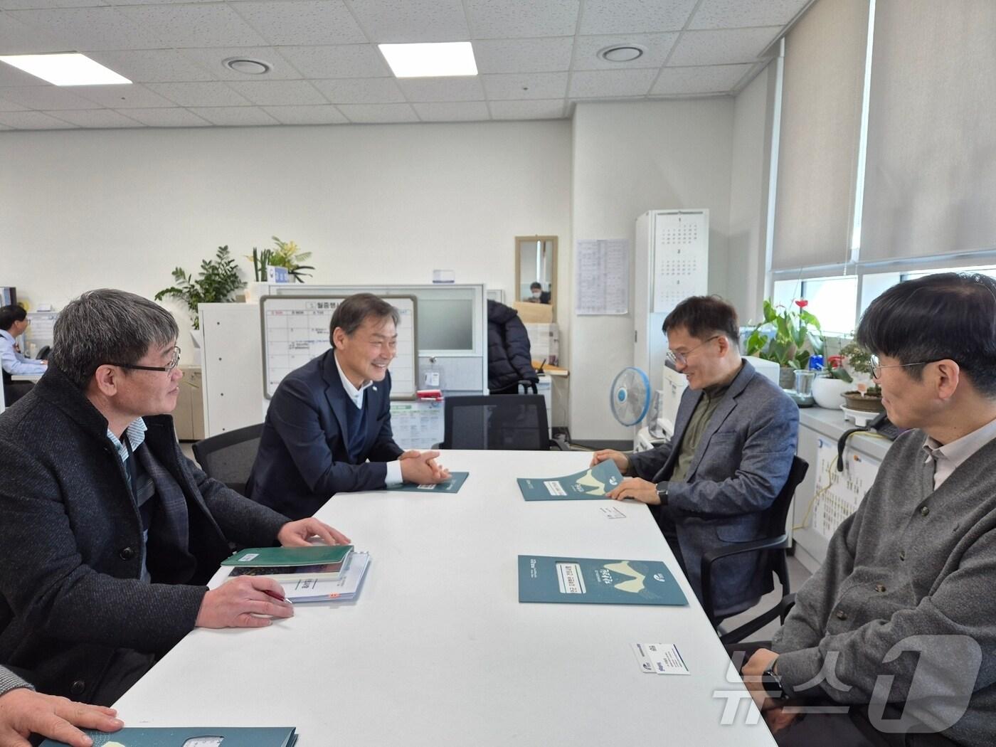 본문 이미지 - 17일 전춘성 전북자치도 진안군수(왼쪽 두번째)이 행정안전부를 방문해 강성희 재난경감과장(왼쪽 세번째)을 만나고 있다.(진안군제공. 재판매 침 DB금지)2025.2.17/뉴스1
