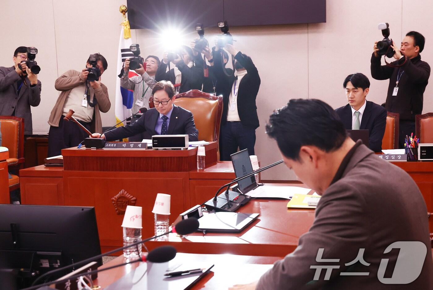 본문 이미지 - 박범계 법제사법위원회 법안심사제1소위원장이 17일 오후 서울 여의도 국회에서 열린 법제사법위원회 법안심사제1소위원회 회의에서 '명태균 특검법' 등 안건을 상정하며 의사봉을 두드리고 있다. 2025.2.17/뉴스1 ⓒ News1 김민지 기자