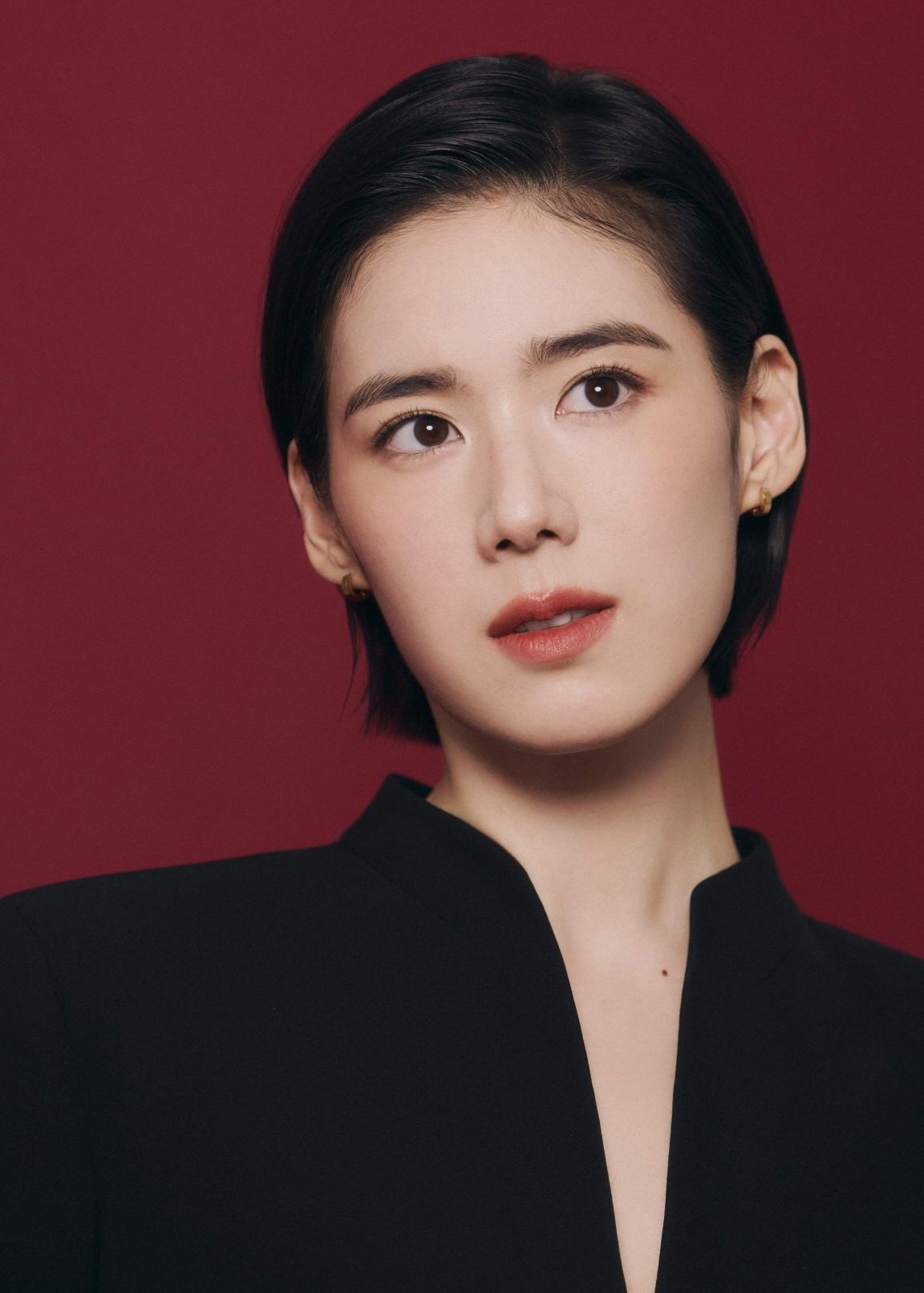 본문 이미지 - 배우 정은채. (사진 = 아르마니 뷰티 제공)