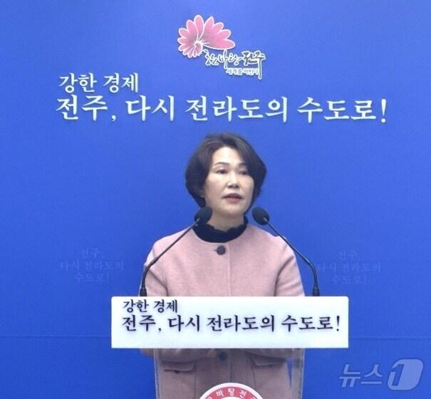 본문 이미지 - 박미자 전주시정연구원장이 17일 신년브리핑을 갖고 올해 주요 추진목표 등에 대해 설명하고 있다.(전주시 제공, 재판매 및 DB 금지)/뉴스1