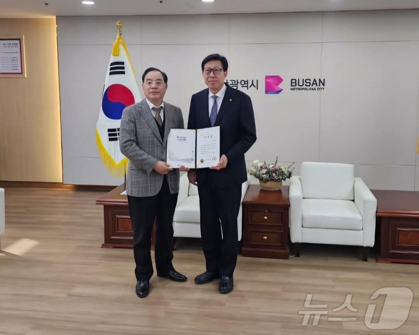 본문 이미지 - 14일 하윤수 전 부산시교육감 교육정책 고문 위촉식에서 박형준 부산시장과 하 전 교육감이 기념 촬영을 하고 있다.&#40;하 전 교육감 페이스북 갈무리&#41;