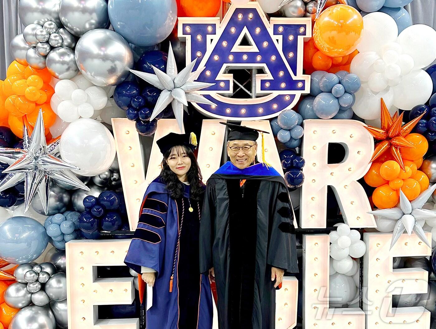 본문 이미지 - 계명대-오번대 '3+2 학위제'를 졸업하고 애플에 취업한 유경진 씨(왼쪽)와 최종률 오번대 지도교수. 유 씨는 2018년 이 프로그램을 통해 오번대 진학 후 석·박사 과정을 거쳐 현재 애플에서 배터리 품질 평가 엔지니어로 근무하고 있다. (계명대 제공. 재판매 및 DB 금지)