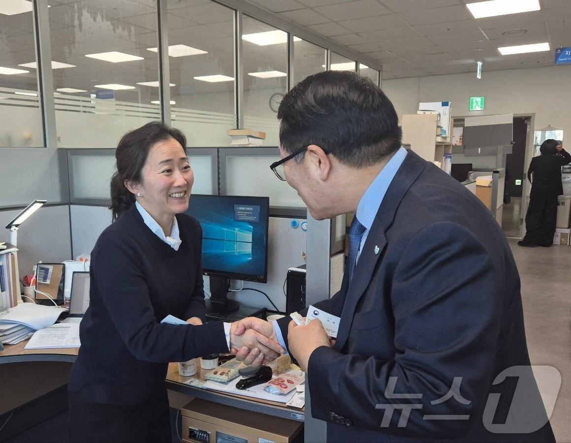 본문 이미지 - 정헌율 전북 익산시장이 17일 방문한 기획재정부에서 김혜영 지역예산과장(왼쪽) 등 간부공원들을 만나 지역 주요 현안 사업의 예산 반영을 요청했다.(익산시 제공. 재판매 및 DB 금지) 2025.2.17/뉴스1