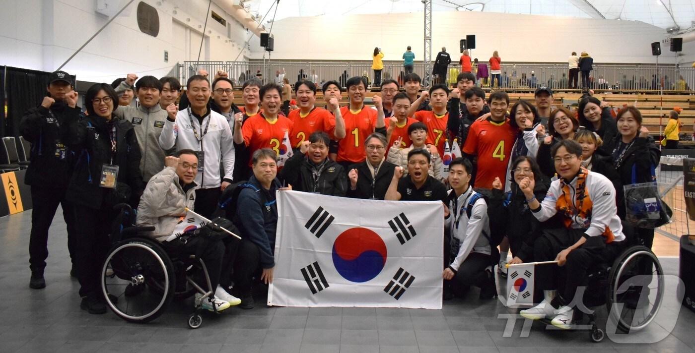 15일(현지시간) 밴쿠버 컨벤션센터에서 펼쳐진 2025 캐나다 인빅터스 게임 좌식배구 경기를 관람한 견종호 밴쿠버 총영사 등 영사관 관계자와 교민들이 한국 대표팀 선수들과 기념촬영을 하고 있다 (공동취재단 제공)