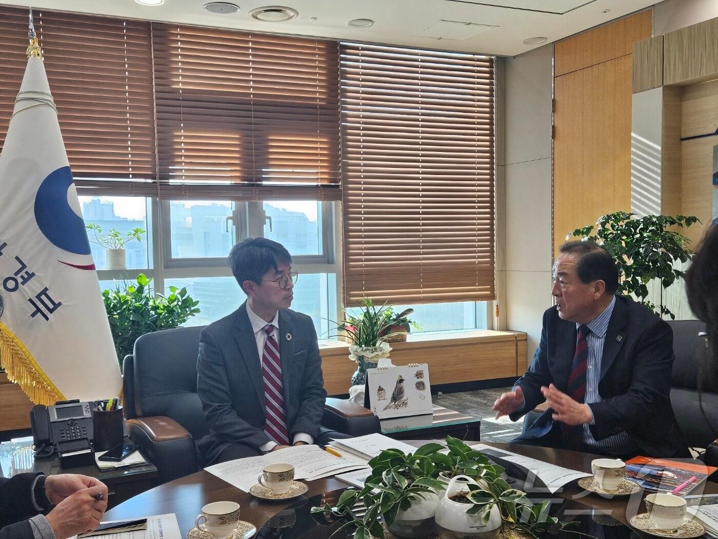 본문 이미지 - 이병선 속초시장(사진 오른쪽)이 17일 국비확보 차 중앙부처를 방문해 김완섭 환경부장관에게 설악산 달마봉 신규 탐방로 개설 등 지역 현안사업 지원을 요청하고 있다.(속초세 제공, 재판매 및 DB 금지)