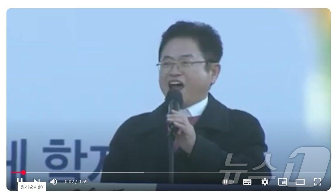 본문 이미지 - 이철우 경북도지사는 지난 8일 동대구역에서 열린 집회에서 애국가를 부른 이후 SNS에서 애국가를 따라 부르는 ‘애국가 챌린지’ 확산 되고 있다. (유튜브 나도고발해주세요 재판매 및 DB 금지)