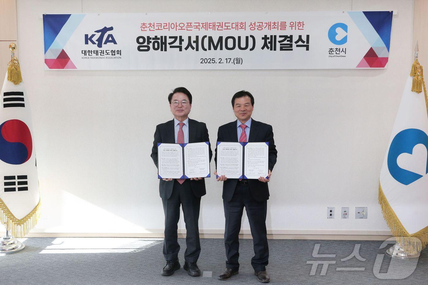  육동한 춘천시장과 양진방 대한태권도협회 회장이 17일 시청 접견실에서 춘천코리아오픈국제태권도대회 개최 양해각서를 체결한 뒤 기념촬영을 진행핬다.(춘천시 제공, 재판매 및 DB 금지)