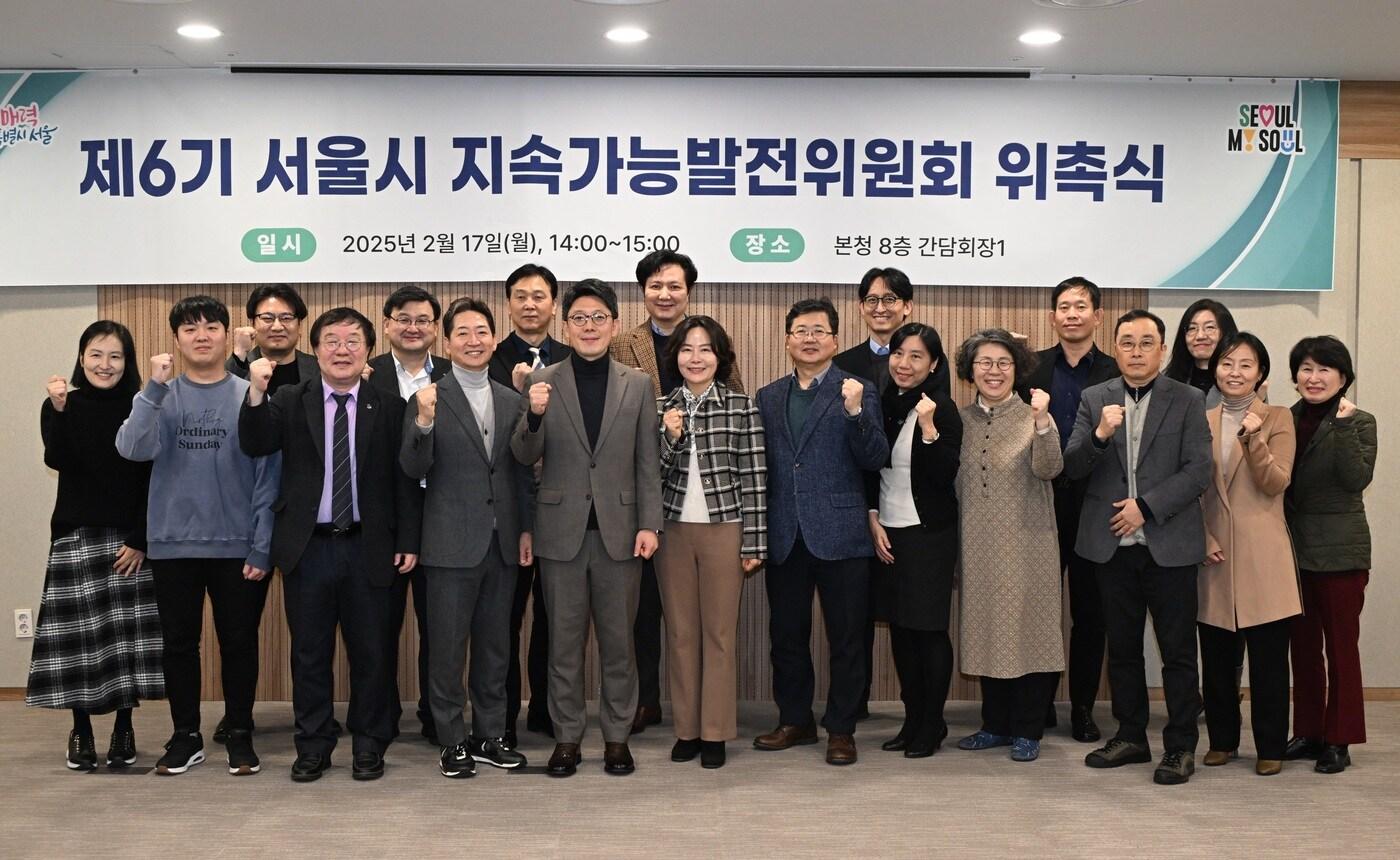 김병민 서울시 정무부시장&#40;앞줄 왼쪽에서 다섯번째&#41;이 위촉식에 참석한 위원들과 기념촬영을 하고 있다.&#40;서울시 제공&#41;