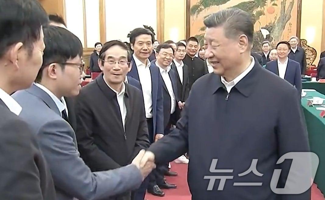 본문 이미지 - 시진핑&#40;오른쪽&#41; 중국 국가주석이 17일 베이징에서 열린 민영 기업 심포지엄에 참석한 량원평 딥시크 창업자와 악수하고 있다. &#40;CCTV 캡처. 재판매 및 DB 금지&#41; 2025.2.17/뉴스1
