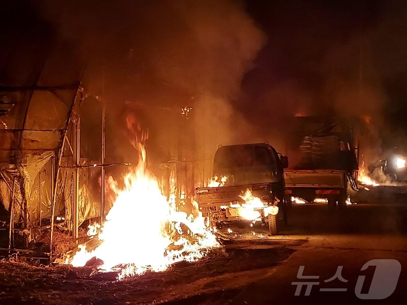 본문 이미지 - 18일 오전 3시 5분께 전북 완주군 삼례읍 한 비닐하우스에서 불이 났다.(전북소방 제공. 재판매 및 DB금지) 2025.2.18/뉴스1 
