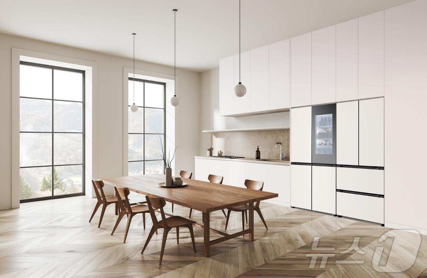 LG전자 핏 앤 맥스 상냉장 하냉동 냉장고와 김치냉장고를 연결해 설치한 인테리어컷(LG전자 제공). ⓒ 뉴스1