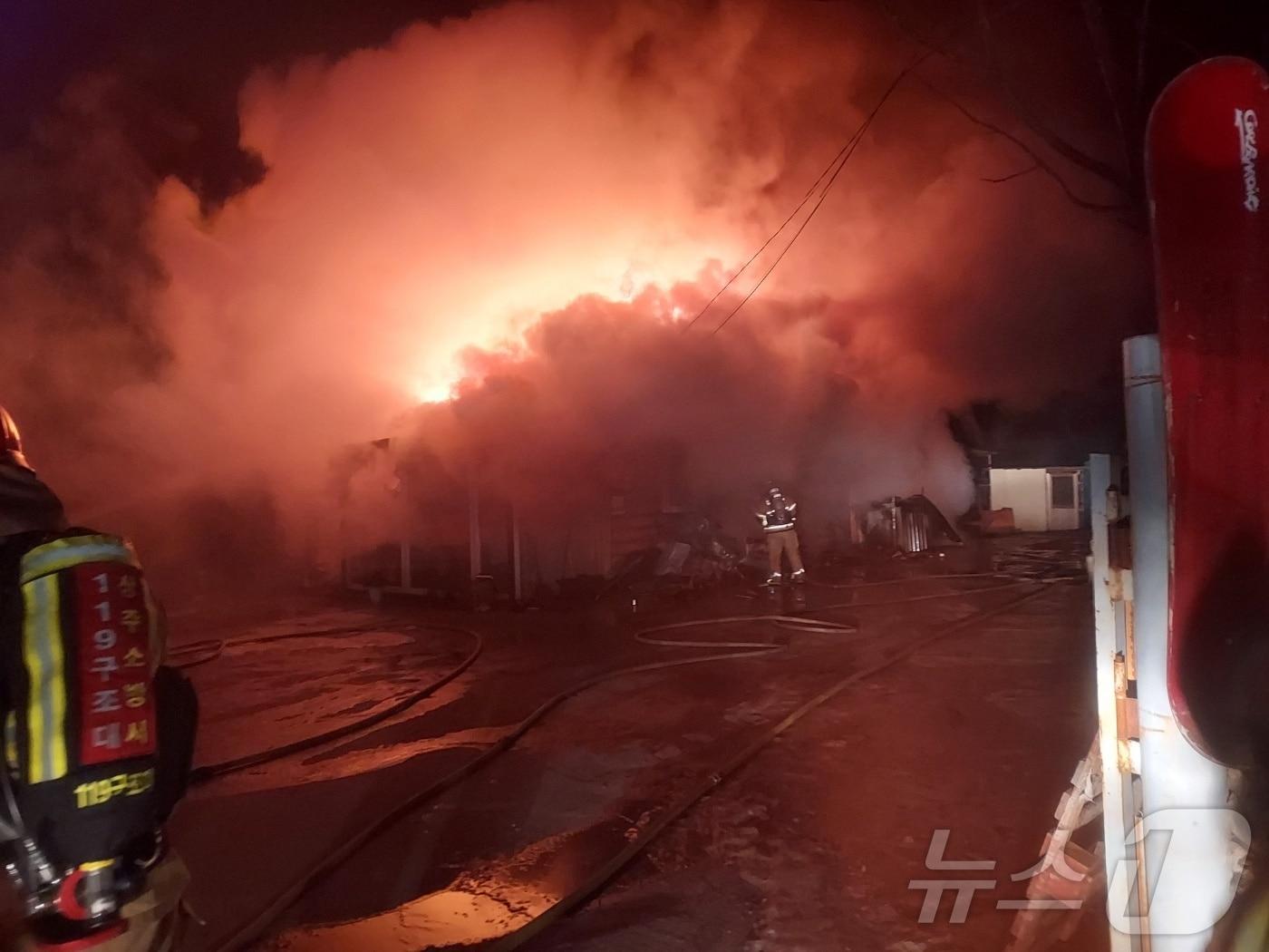 본문 이미지 - 18일 오전 4시49분쯤 상주시 모동면 상판리 한 단독주택에서 불이 나 소방당국이 진화하고 있다(경북소방본부 제공. 재판매 및 DB금지)2025.2.18/뉴스1