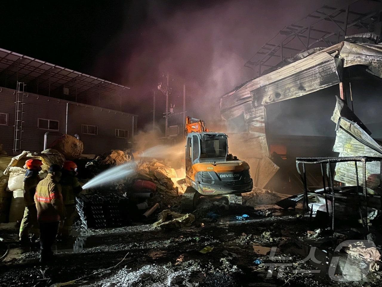 본문 이미지 - 17일 오후 7시 48분쯤 충북 옥천군 청산면의 한 플라스틱 가공 공장에서 불이 나 2시간 여 만에 꺼졌다. (옥천소방서 제공. 재판매 및 DB금지) /뉴스1 