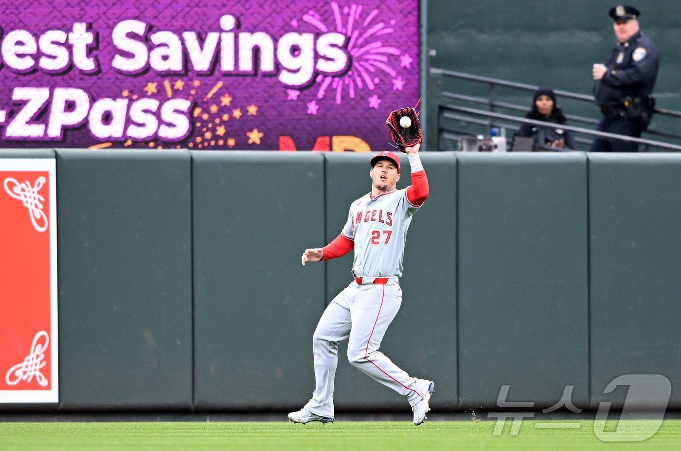 LA 에인절스 마이크 트라웃이 2025시즌 우익수로 포지션을 바꾼다. 외야 수비 중인 트라웃. ⓒ AFP=뉴스1