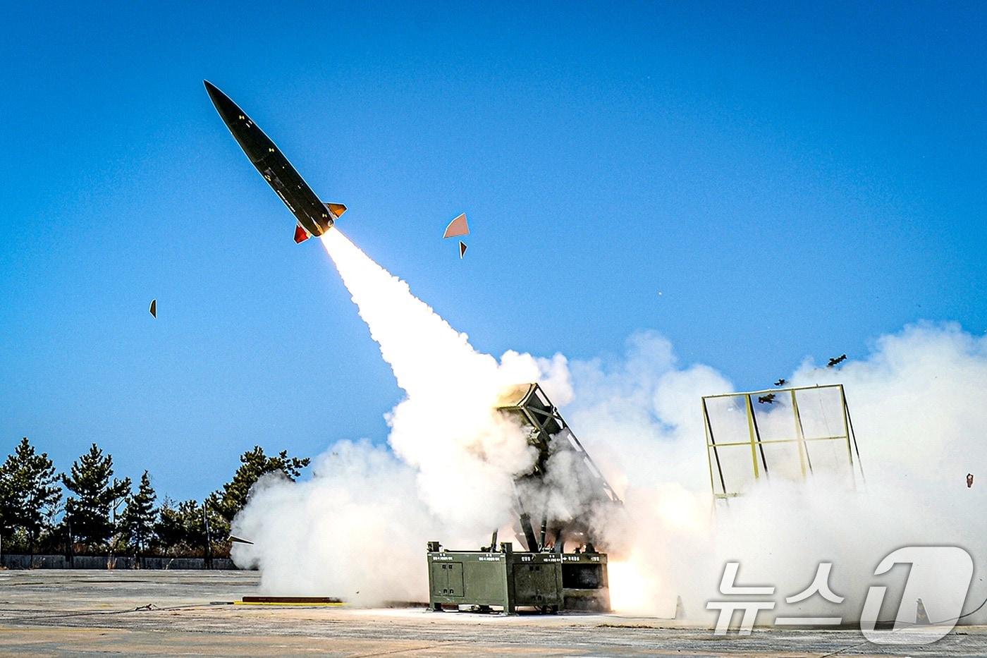 수도권을 위협하는 북한의 장거리화력을 단시간 내 동시·정밀타격할 수 있는 전술지대지유도무기(KTSSM). (합동참모본부 제공. 재판매 및 DB 금지) 2025.2.18/뉴스1