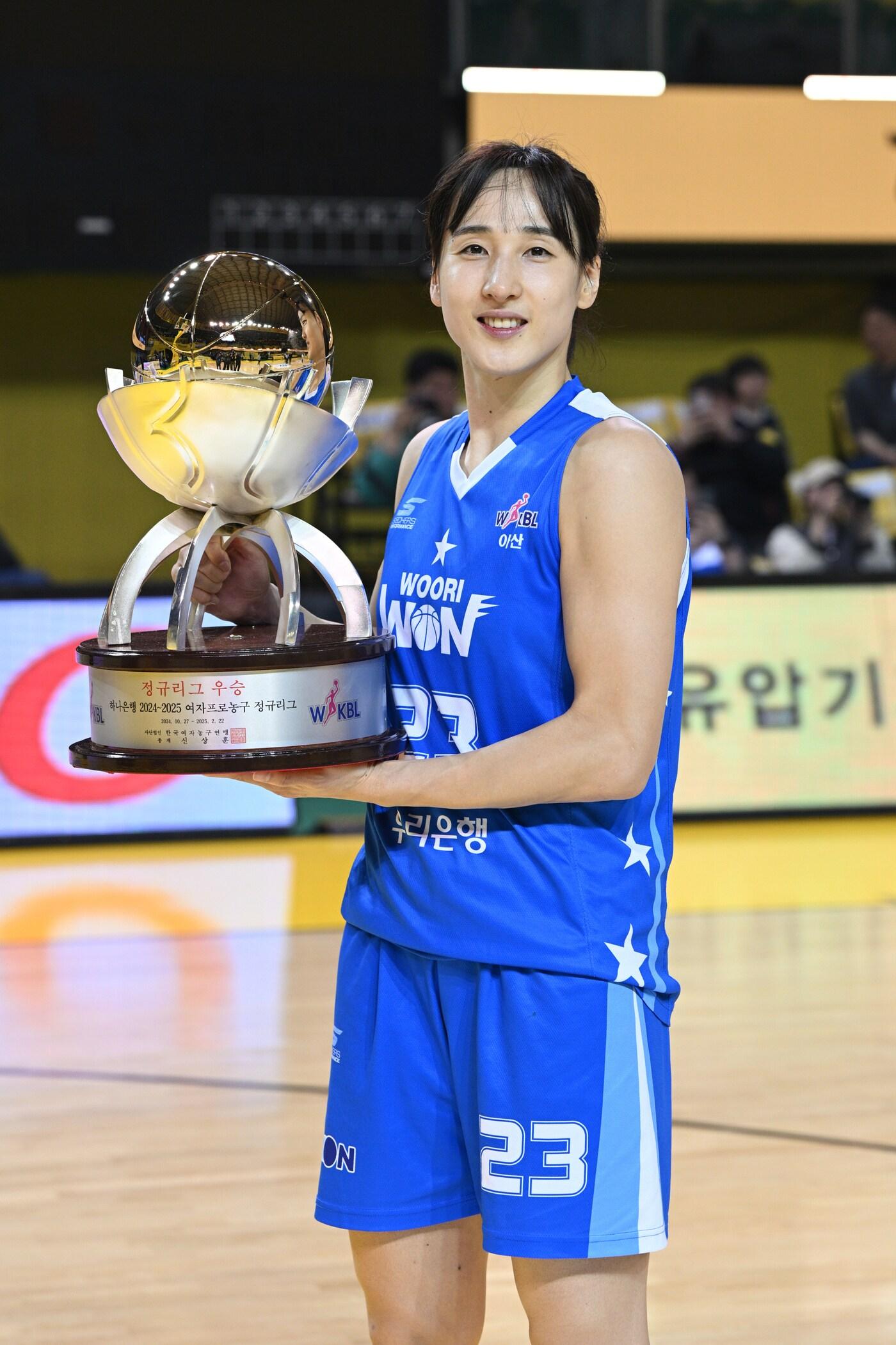 본문 이미지 - 우리은행 김단비가 정규리그 우승 트로피를 들고 기념촬영을 하고 있다.(WKBL 제공)