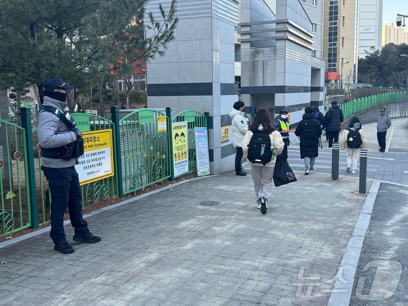 본문 이미지 - 김하늘 양 피습 사건이 일어난 대전 서구의 한 초등학교가 18일 오전 4~6학년 등교를 재개하고 있다. 경찰은 학교 주변에 경력 12명과 순찰차 2대를 배치해 등굣길 안전을 확보하고 있다. 2025. 2. 18./뉴스1 ⓒ News1 양상인 기자