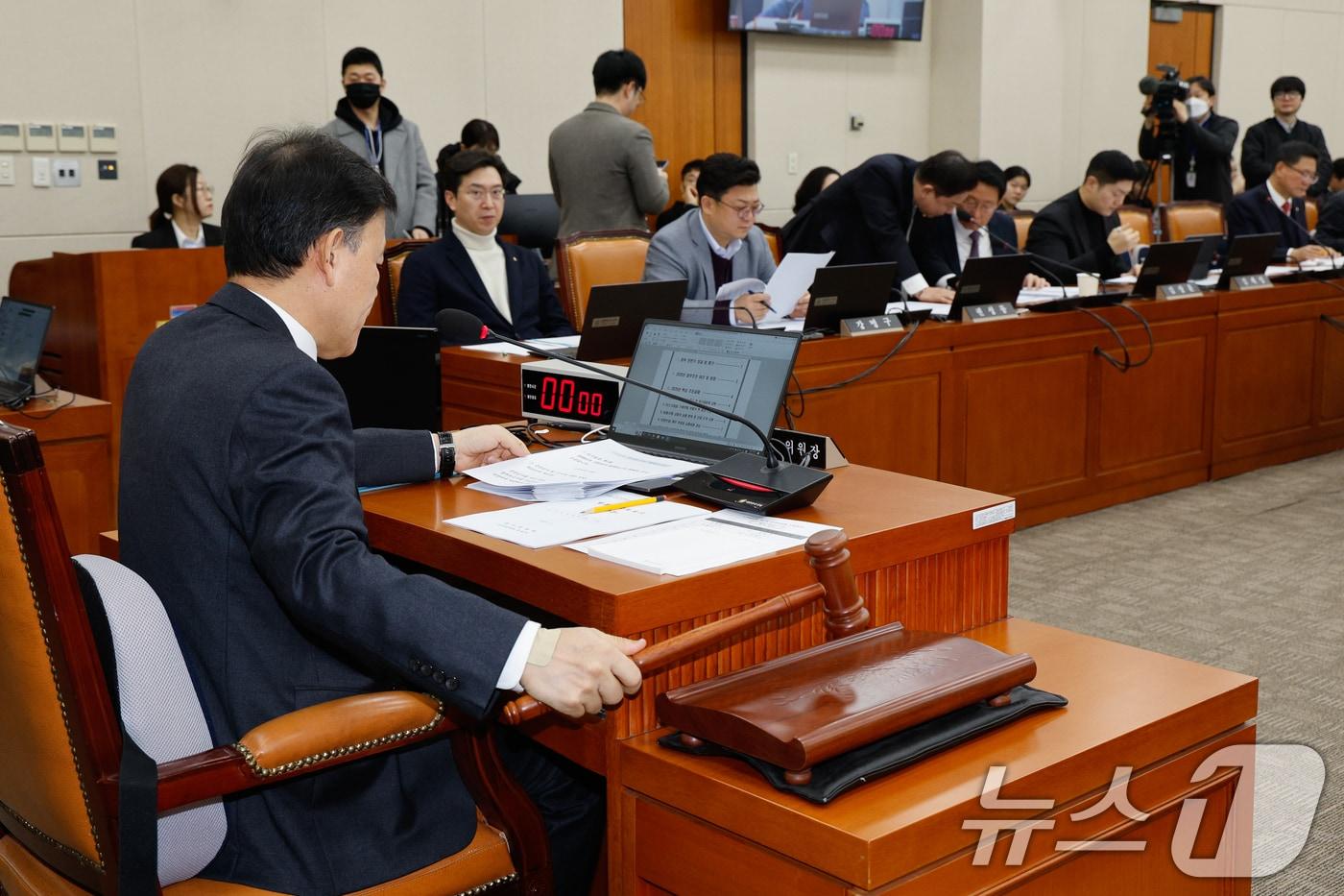 윤한홍 국회 정무위원장이 18일 서울 여의도 국회에서 열린 정무위원회 제422회국회(임시회) 제1차 전체회의에서 자본시장법 개정안 등 주요 법안을 상정하고 있다. 2025.2.18/뉴스1 ⓒ News1 안은나 기자