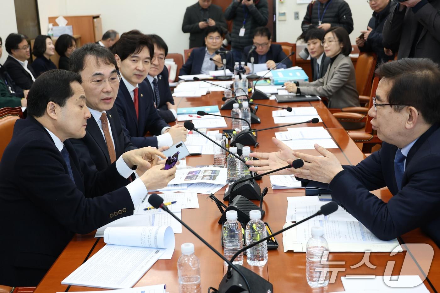 지난 2월 18일 오전 서울 여의도 국회에서 열린 기획재정위원회 제2차 경제재정소위원회에서 여야 의원들이 천연니코틴과 합성니코틴이 들어간 액상형담배를 살펴보며 대화하고 있다. 2025.2.18/뉴스1 ⓒ News1 이광호 기자