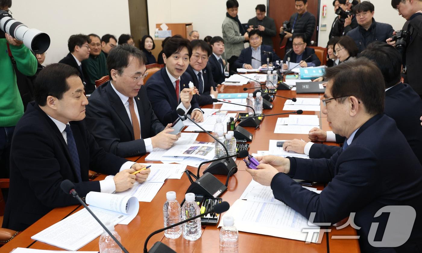 지난 2월18일 오전 서울 여의도 국회에서 열린 기획재정위원회 제2차 경제재정소위원회에서 여야 의원들이 천연니코틴과 합성니코틴이 들어간 액상형담배를 살펴보며 대화하고 있다. 2025.2.18/뉴스1 ⓒ News1 이광호 기자