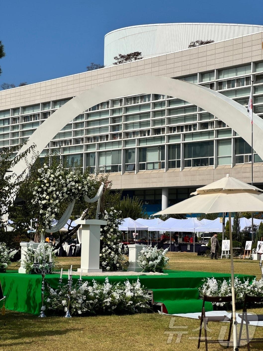 본문 이미지 - 광주시청사 야외예식장.(광주시 제공. 재판매 및 DB 금지)/뉴스1 