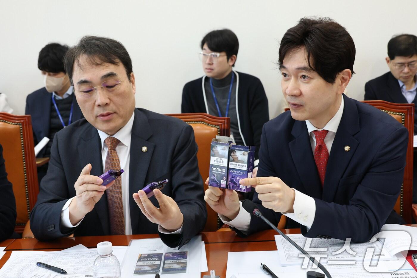 18일 오전 서울 여의도 국회에서 열린 기획재정위원회 제2차 경제재정소위원회에서 국민의힘 이종욱, 박성훈 의원이 천연니코틴과 합성니코틴이 들어간 액상형담배를 살펴보며 대화하고 있다. 2025.2.18/뉴스1 ⓒ News1 이광호 기자
