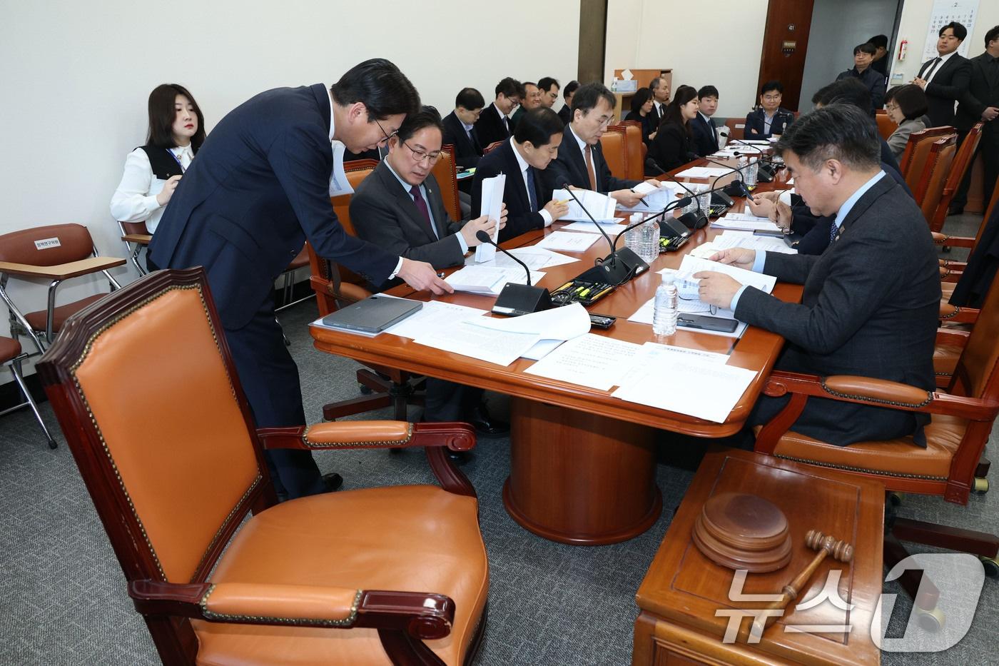 지난 2월 18일 오전 서울 여의도 국회에서 열린 기획재정위원회 제2차 경제재정소위원회에서 여야 의원들이 회의 시작을 기다리고 있다. 이날 소위에서 액상형 전자담배의 원료인 합성니코틴을 &#39;담배&#39;로 규정하고 규제를 강화하는 법안이 논의됐으나 처리가 불발됐다. 2025.2.18/뉴스1 ⓒ News1 이광호 기자