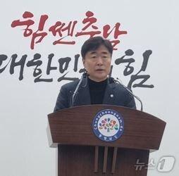 본문 이미지 - 김종수 충남도 인구전략국장이 '충남도 풀케어 돌봄' 관련 기자회견을 하고 있다. 2025.2.18 /뉴스1 ⓒ News1 김태진 기자