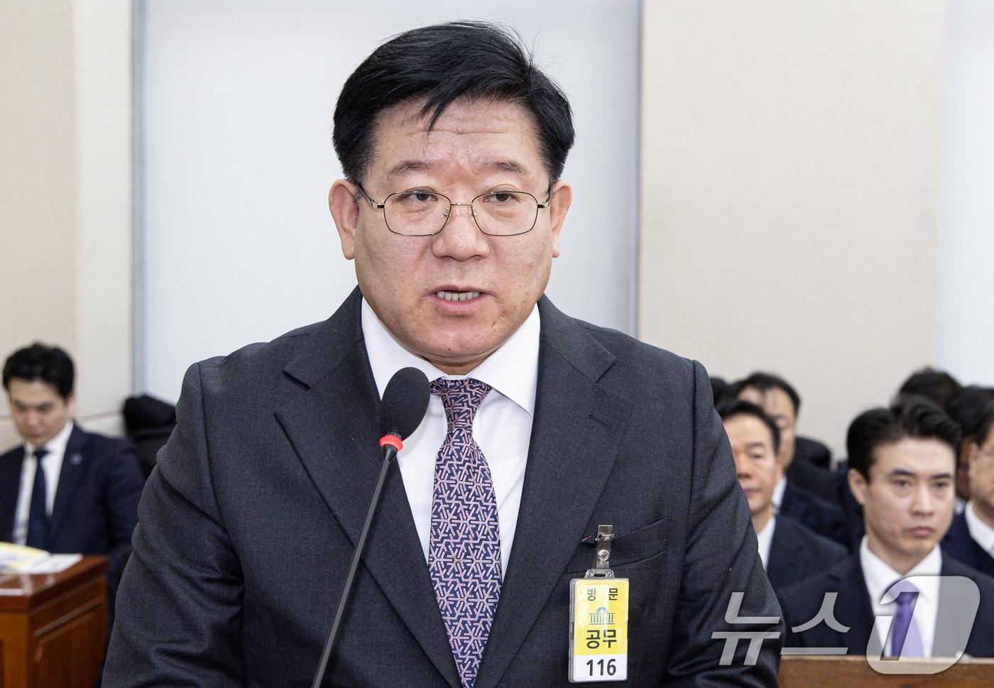 이호영 경찰청장 직무대행이 18일 오전 서울 여의도 국회에서 열린 제422회 국회&#40;임시회&#41; 행정안전위원회 제1차 전체회의에서 업무보고를 하고 있다. 2025.2.18/뉴스1 ⓒ News1 이재명 기자