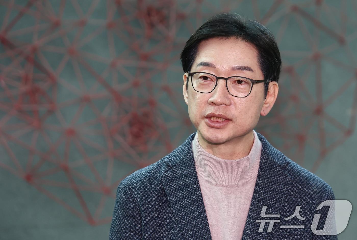 본문 이미지 - 김경수 전 경남도지사가 18일 오전 서울 여의도 국회 의원회관에서 취재진 질의에 답변하고 있다. 2025.2.18/뉴스1 ⓒ News1 김민지 기자