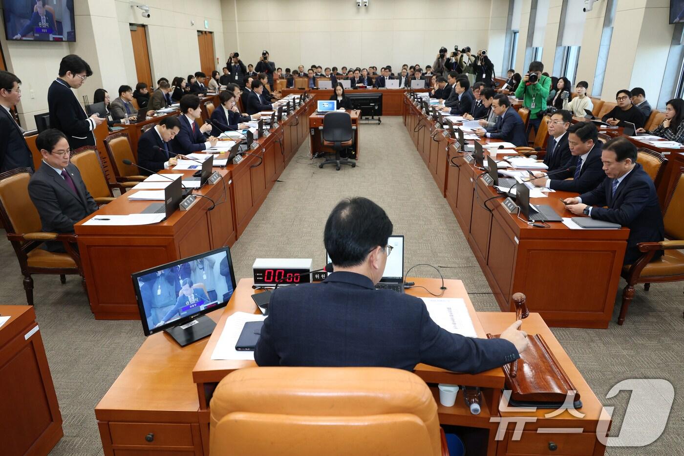 송언석 국회 기재위원장이 18일 오전 서울 여의도 국회에서 열린 기획재정위원회 전체회의에서 의사봉을 두드리고 있다. 2025.2.18/뉴스1 ⓒ News1 이광호 기자