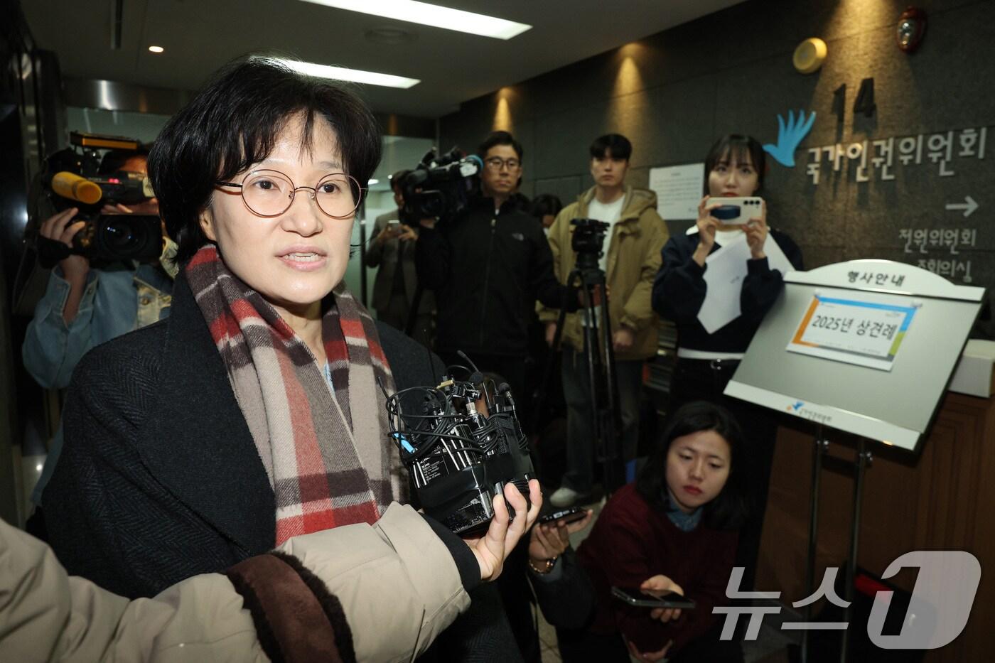 원민경 국가인권위원회 비상임위원이지난 2월18일서울 중구 인권위에서 열린 군인권보호위원회&#40;군인권소위&#41;를 방청하기 전 취재진의 질의에 답변하고 있다. 2025.2.18/뉴스1 ⓒ News1 신웅수 기자