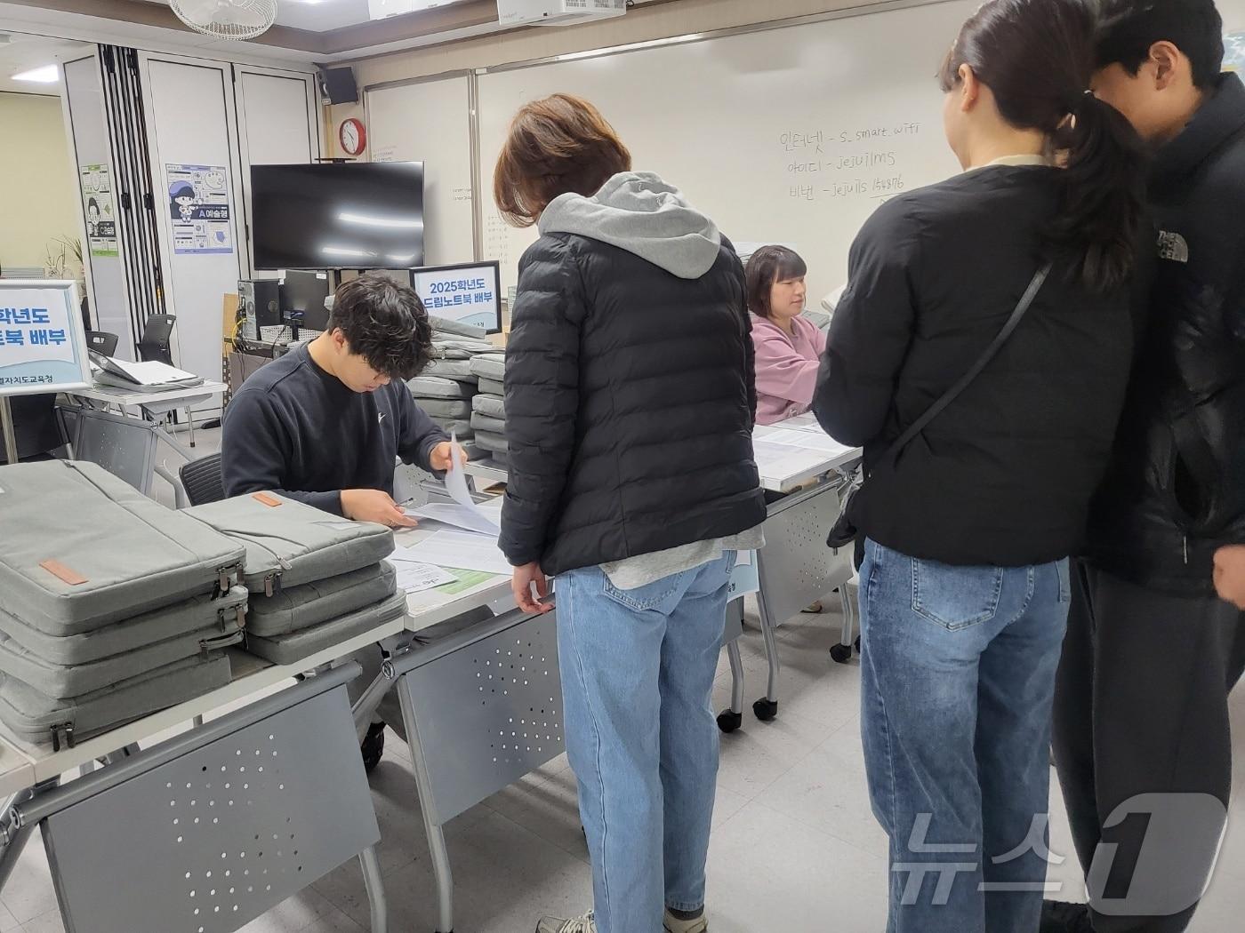 본문 이미지 - 제주 한 중학교에서 학생들에게 2025학년도 드림노트북을 배부하고 있다.(도교육청 제공. 재판매 및 DB 금지)