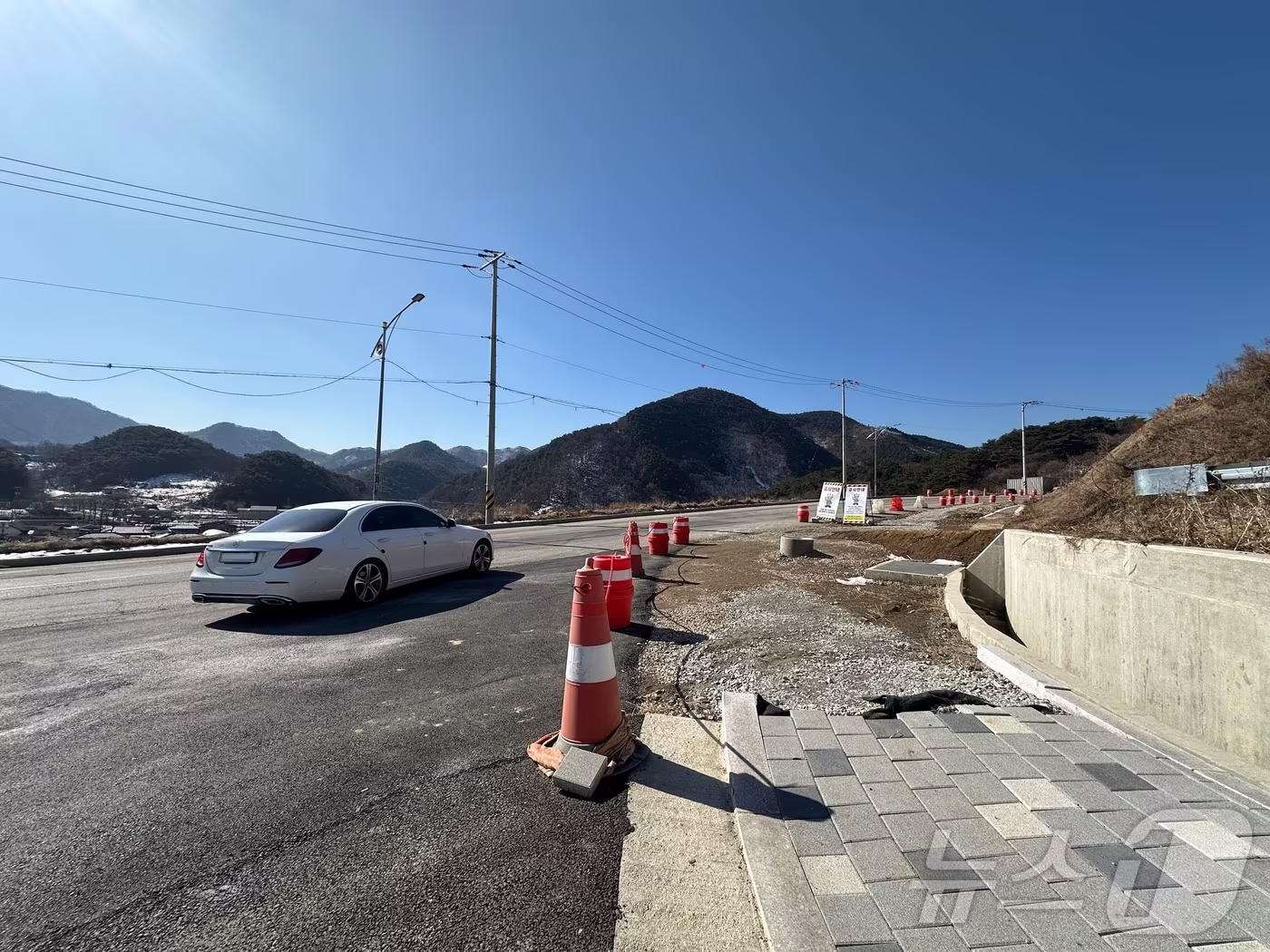 본문 이미지 -  충북 충주 수안보온천을 찾은 한 관광객이 충주시는 도대체 무얼 하고 있느냐고 성토해 그 이유가 주목된다. 사진은 수안보온천역에서 수안보로 가는 도로.&#40;재판매 및 DB금지&#41;/뉴스1 윤원진 기자