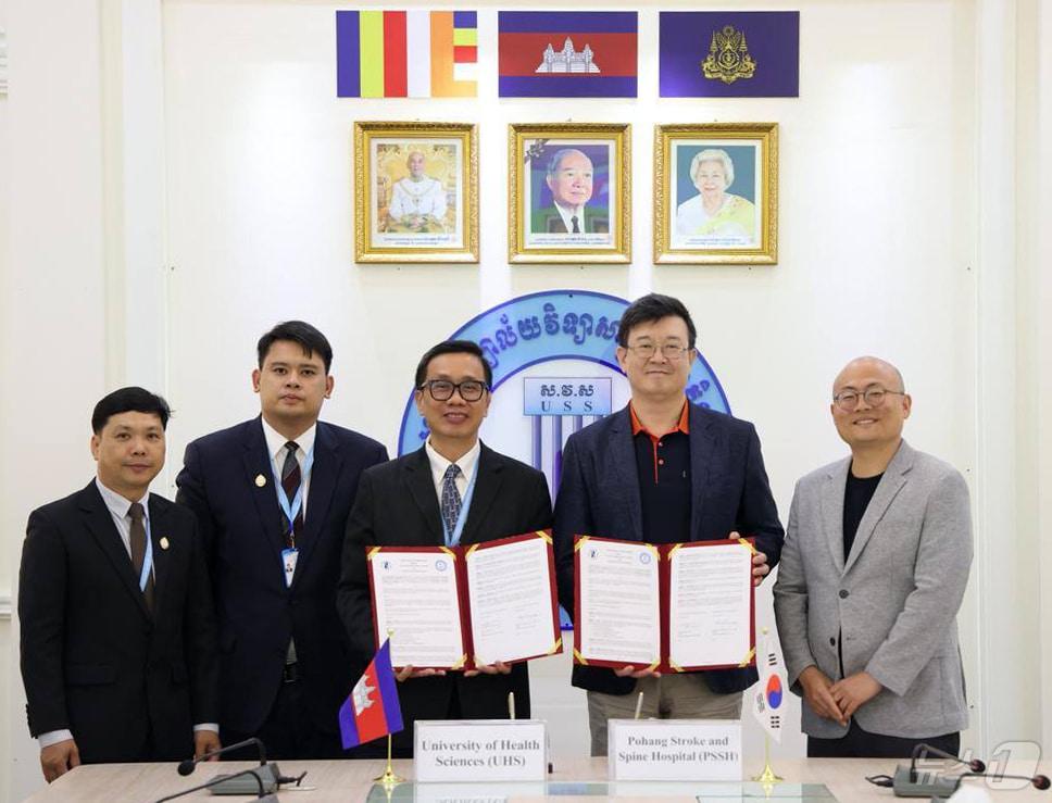 본문 이미지 - 에스포항병원(대표 병원장 김문철)이 캄보디아 보건 공학교육 의과대학 UHS와 의료 연구 및 인재 양성과 기술 교류 등을 강화하기 위한 업무협약을 체결했다고 18일 밝혔다. (에스포항병원 제공, 재판매 및 DB 금지) 2025.2.18/뉴스1 