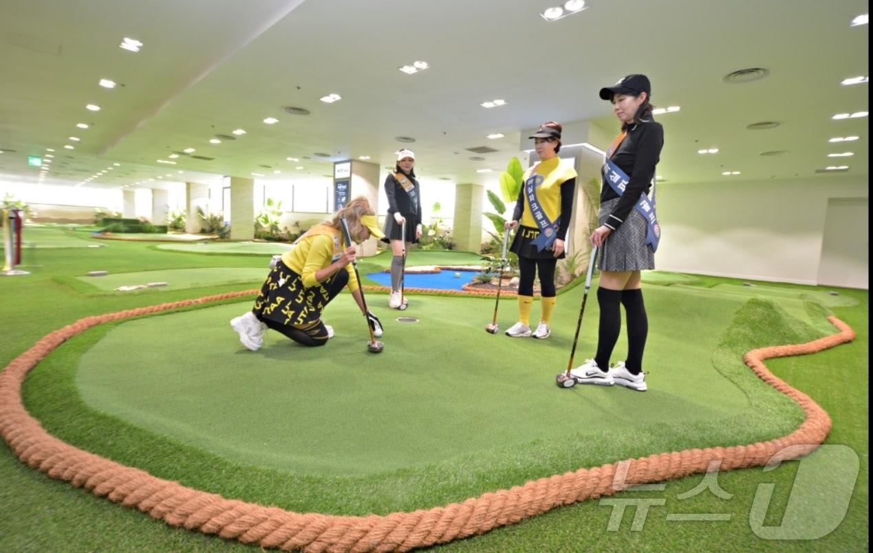 본문 이미지 - 18일 문을 연 대구백화점 프라자점 미니 파크골프장을 찾은 고객들이 파크골프를 즐기고 있다.(대구백화점 제공. 재판매 및 DB 금지)