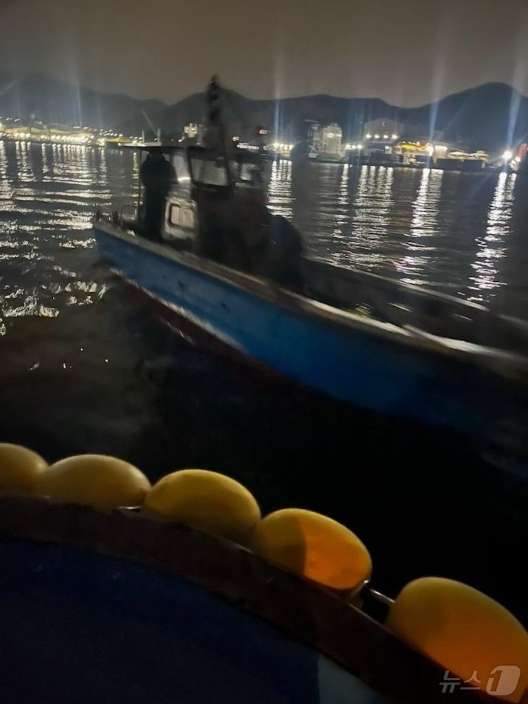 본문 이미지 - 지난 15일 오후 7시쯤 창원시 진해구 명동 앞바다에서 어촌계원들에게 발각된 불법 조업 선박.(명동어촌계 제공. 재판매 및 DB금지)